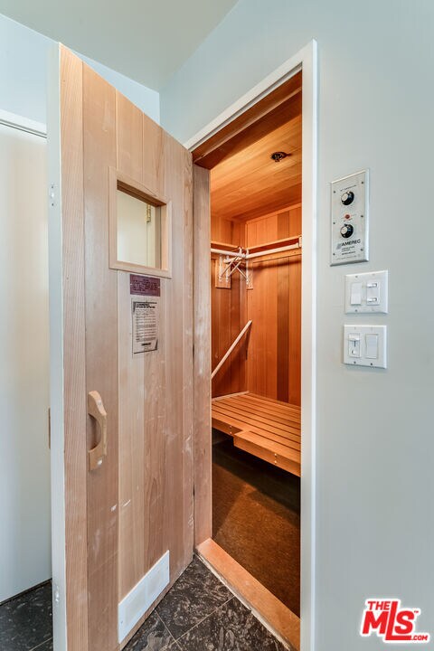 Building Photo - 450 N Maple Dr