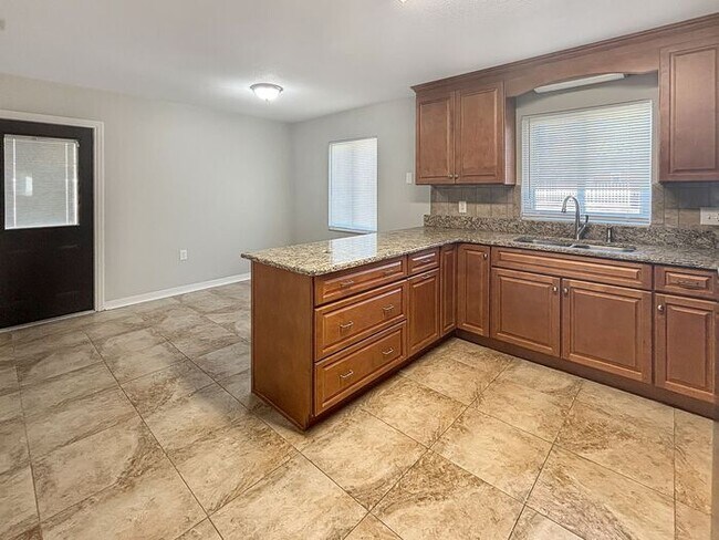 Building Photo - Bright & Inviting 4-Bedroom Home with Mode...