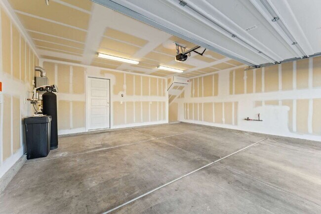 Building Photo - Beautiful two-story home with a bright open floor plan and modern finishes throughout. The spacio...