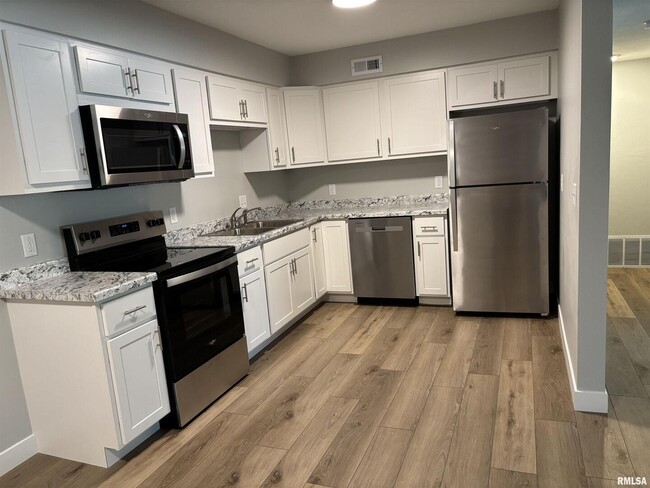 Building Photo - 1646 W 42nd St