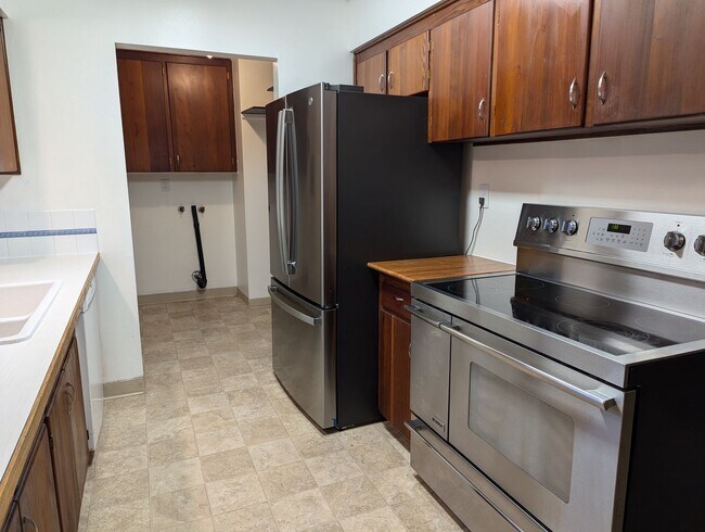 Building Photo - Freshly Updated 3 Bedroom 1 bath Home with Garage, Fenced Yard & Pet Friendly!