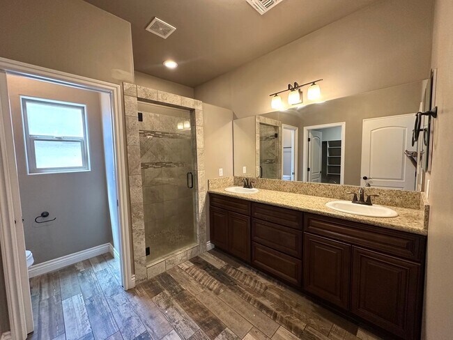 Building Photo - Gorgeous 3 bedroom, 2 bathroom home with 3 car garage
