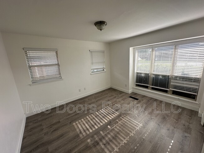 Building Photo - 5208 Mackleman Dr