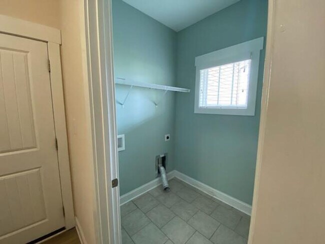 Building Photo - 3 Bed, 2 Bath unfurnished home with Bonus room in Escoba Bay!