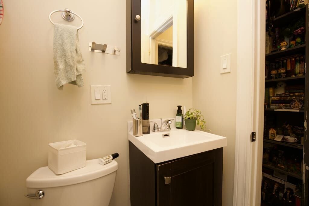 Building Photo - 1056 W Lill Ave