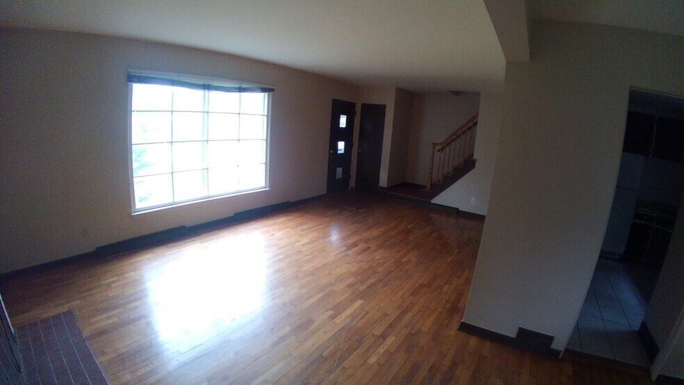 Licing room looking West - 2718 Roseland Ave