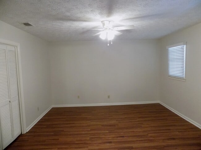 Building Photo - 3-Bedroom 2-Bathroom in Georgetown with Tons of Space!