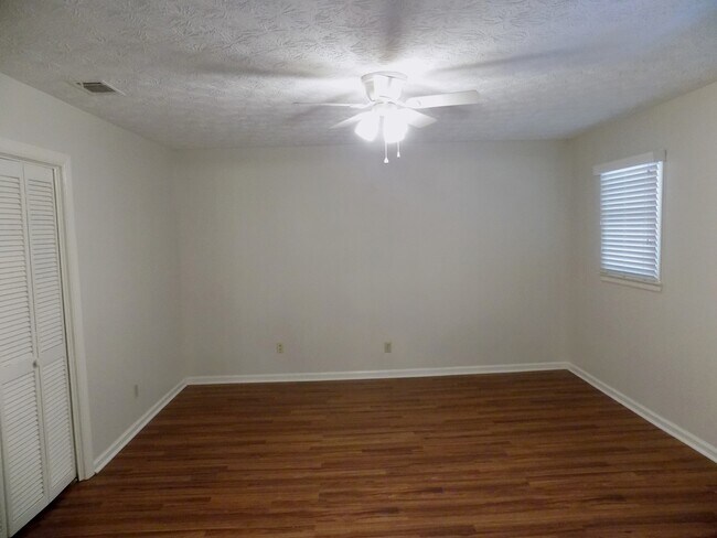 Building Photo - Renovated 3 Bedroom 2 Bathroom in Georgetown with Tons of Space!