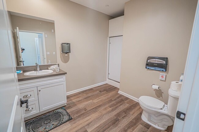 Building Photo - Unique 4-Bedroom, 3-story Live/Work Townhouse in the lushly landscaped Villa Metro Community!