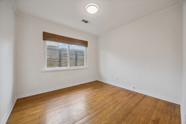 Building Photo - 1136 Oak Tree Dr