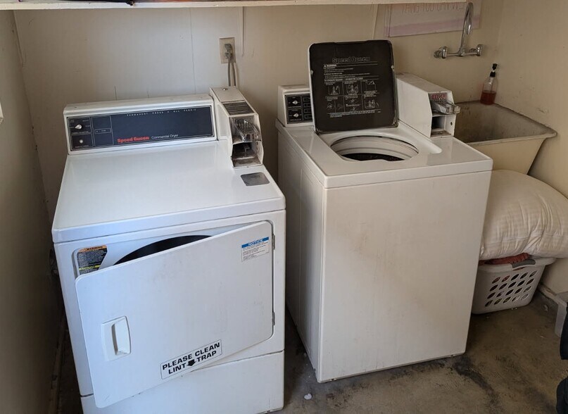 Shared Laundry Room - 1311 Lyndon St