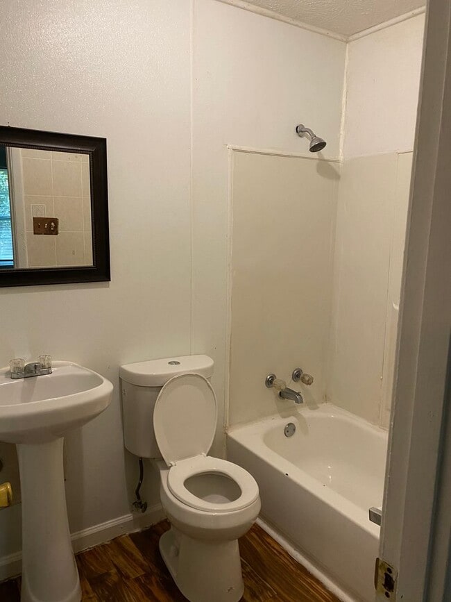 Building Photo - Adorable 3 Bed Ranch Home