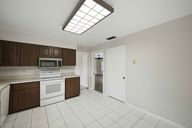 Building Photo - ???? Spacious 3-Bedroom Rental on .39 Acres in Desirable SE Ocala!