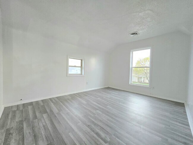 Building Photo - 3312 E Mishawaka Ave