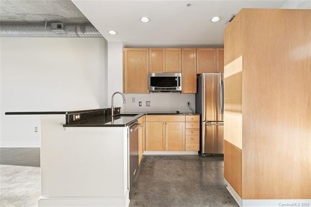 Building Photo - Your Urban Oasis Awaits! Condo in Uptown C...