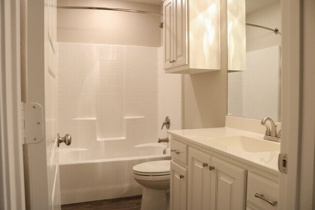 Building Photo - 5421 Meadow Ridge Dr