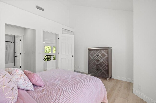 Building Photo - Modern, Elegant Fully Furnished 3 Bedroom ...