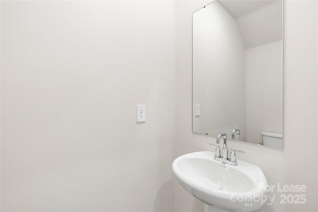 Building Photo - 4135 Smt Wds Dr