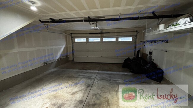 Building Photo - Spacious Issaquah Townhome w/ Entry-Level Suite & 2-Car Garage