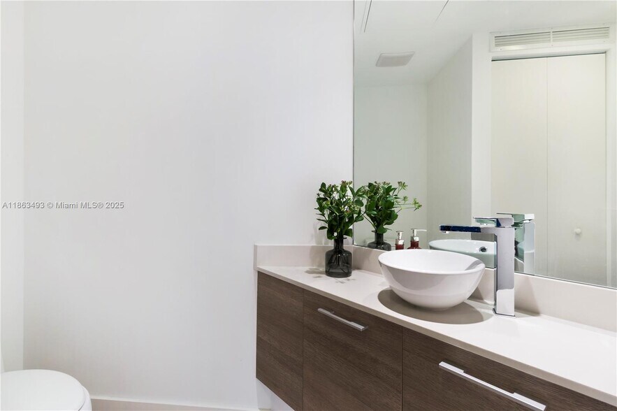 Building Photo - 650 NE 32nd St