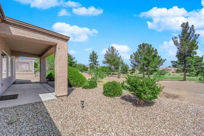 Building Photo - Huge 2 bedroom, 2 bath house with a Den on...