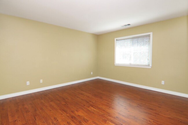 Building Photo - 1212 Lavendar Way