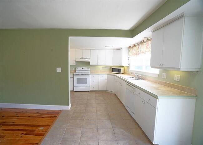 Building Photo - 810 W Woodlawn Ave