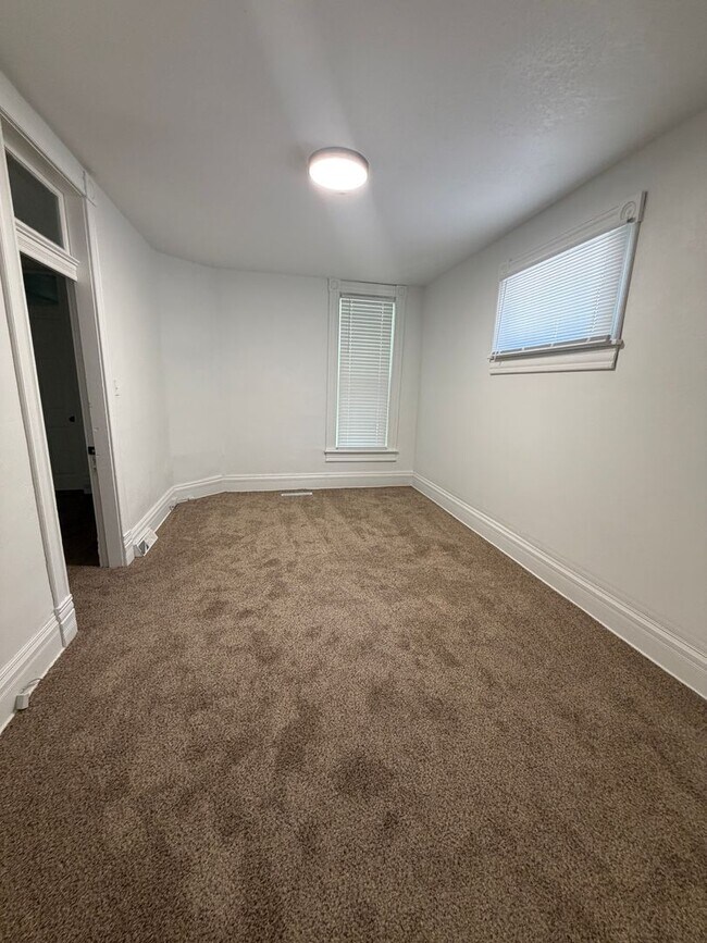Building Photo - Newly Updated 2 Bedroom House with off street parking!