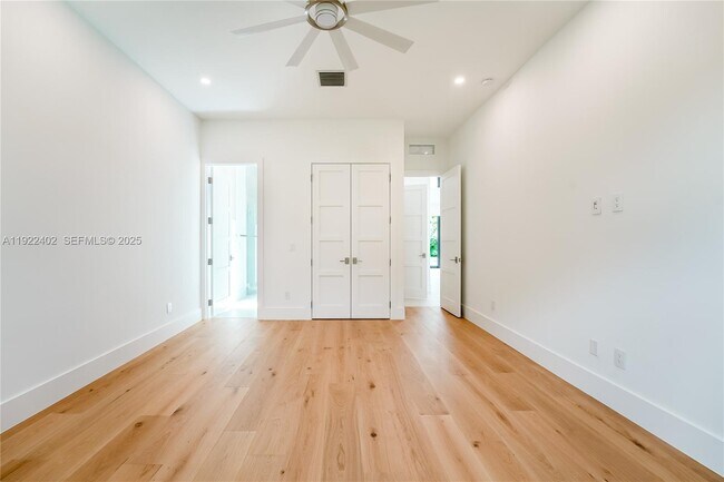 Building Photo - 333 NE Spanish Ct