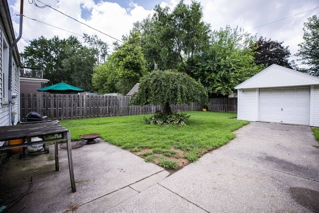 Building Photo - Beautifully updated two bedroom home in We...