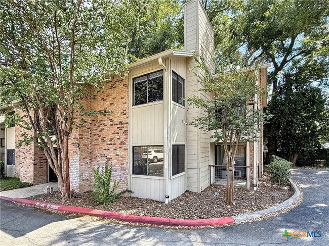 Building Photo - 421 W San Antonio St
