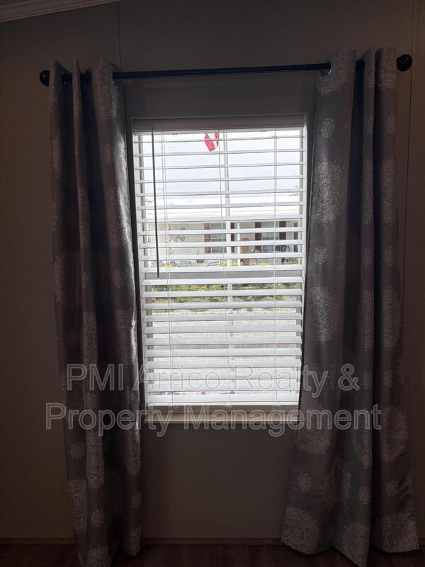 Building Photo - 712 Choo Choo Ln