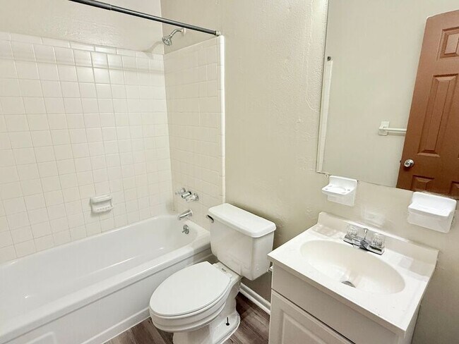 Building Photo - 4930 La Ceiba Dr