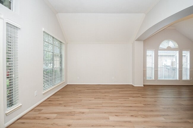 Building Photo - 2218 Millerton Ln