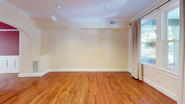 Building Photo - Spacious Three Bedroom Home W/Backyard, Ba...