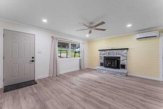 Building Photo - Charming Two Bedroom in Rogers