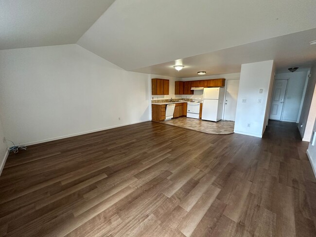 Building Photo - Single Level 3 Bedroom 2 Bath Unit With Ne...