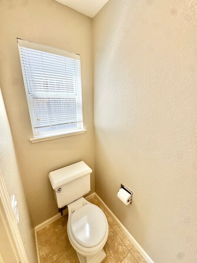 Building Photo - Beautiful 4 bedroom 3 bath home in the Hillsborough community!