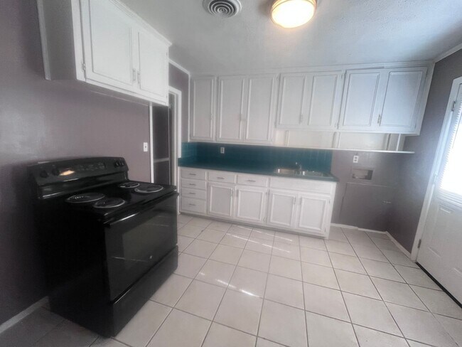 Building Photo - Great Location