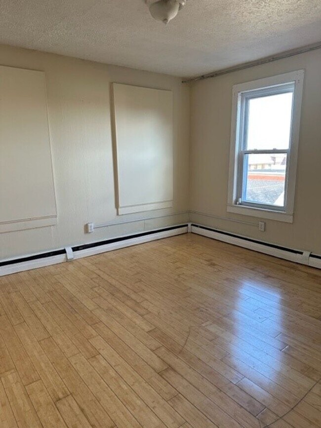 Building Photo - 1BR/1BA Available November 1st!!