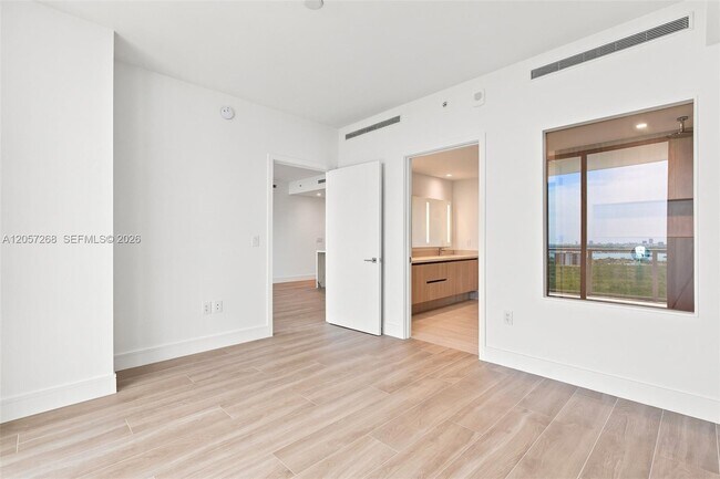 Building Photo - 2411 Laguna Cir