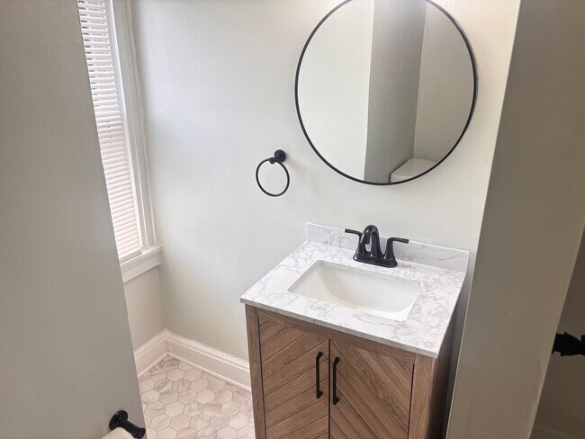 Building Photo - 4 Bedroom, 2 Full Baths Harrisburg House for Rent