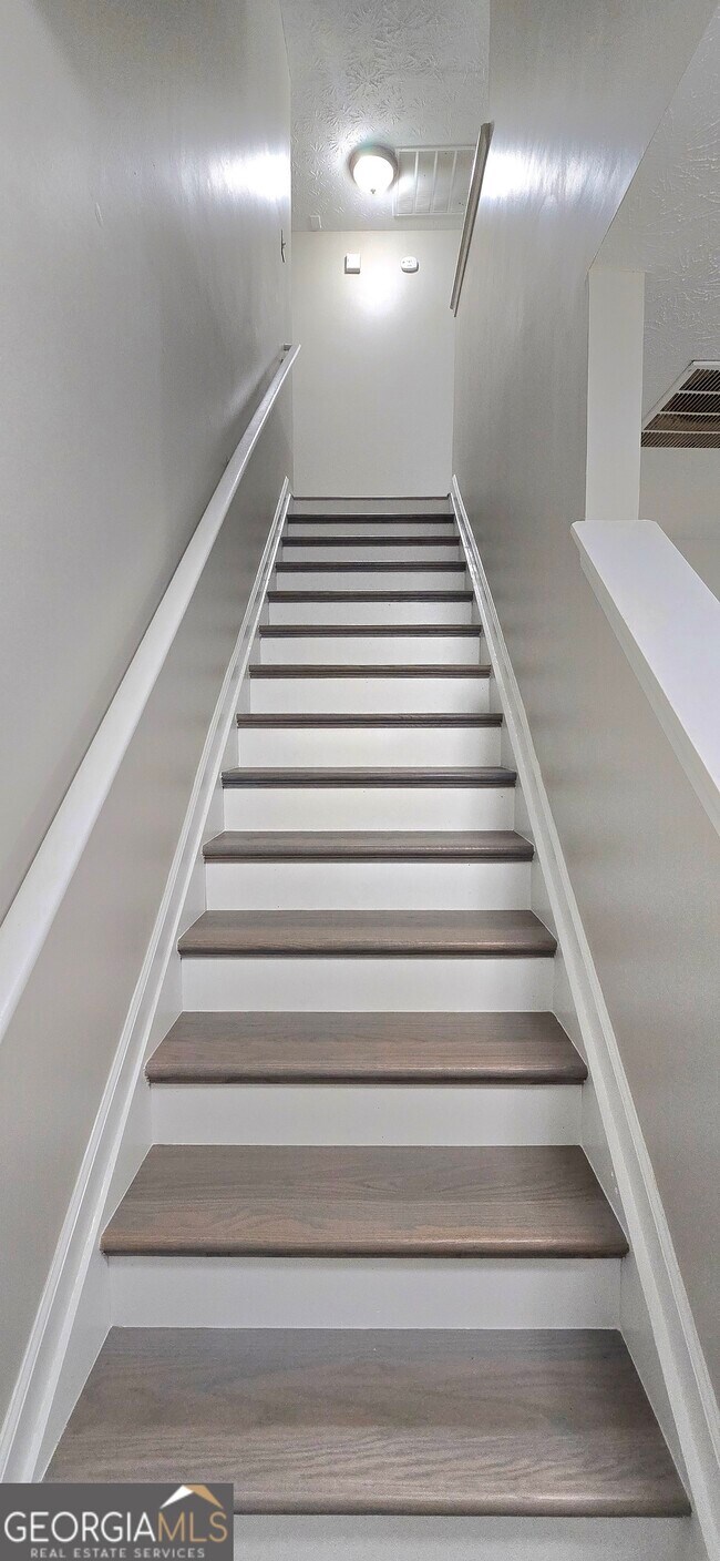 Building Photo - 610 James Ridge Dr