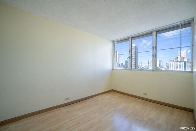 Building Photo - $2400 / 2 BD, 1 BA, 1 parking Condo in Hon...