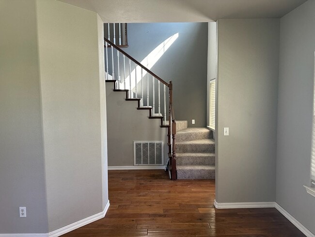 Building Photo - 511 Lone Oak Ct