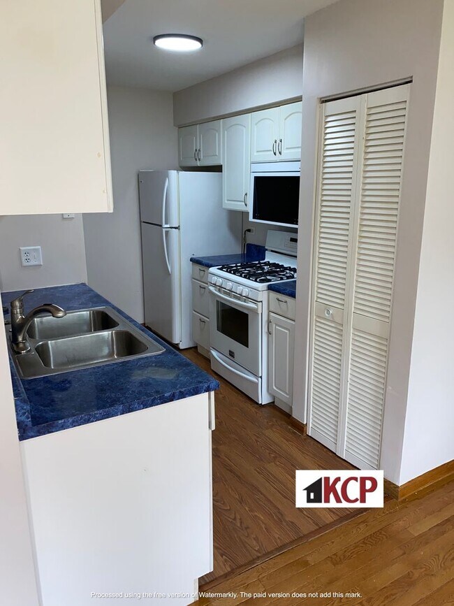 Building Photo - 2/3 Bedroom Townhouse in Gurnee School Dist