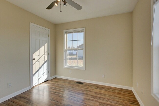 Building Photo - 3 bed 2 bath in the heart of St. B.  Fresh Paint.  Clean and Ready for You.