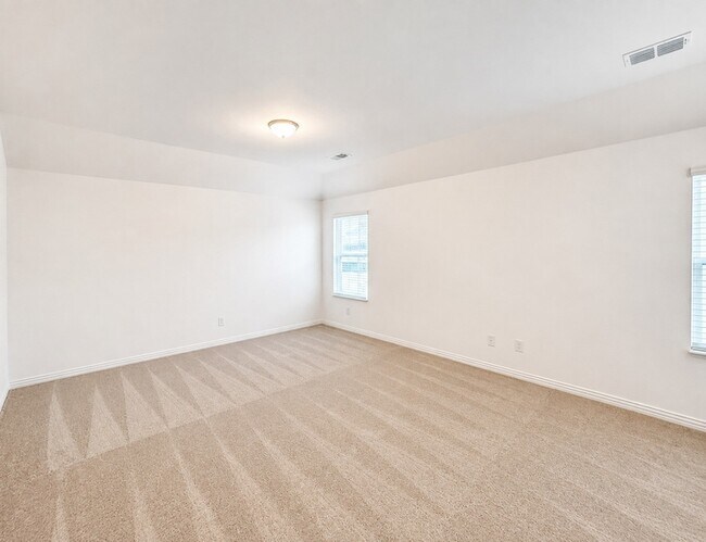 Building Photo - 715 Roanoke Dr