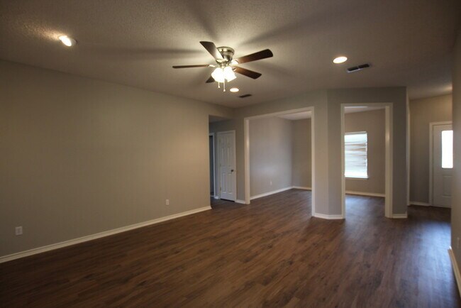 Building Photo - Available Now! 3 Bed 2 Bath Rental in Bullard ISD!