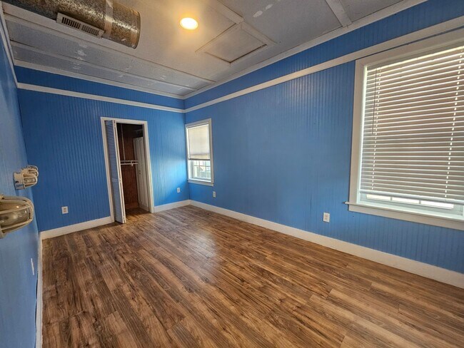 Building Photo - 3 BD / 2 BA Unfurnished - One block to the...